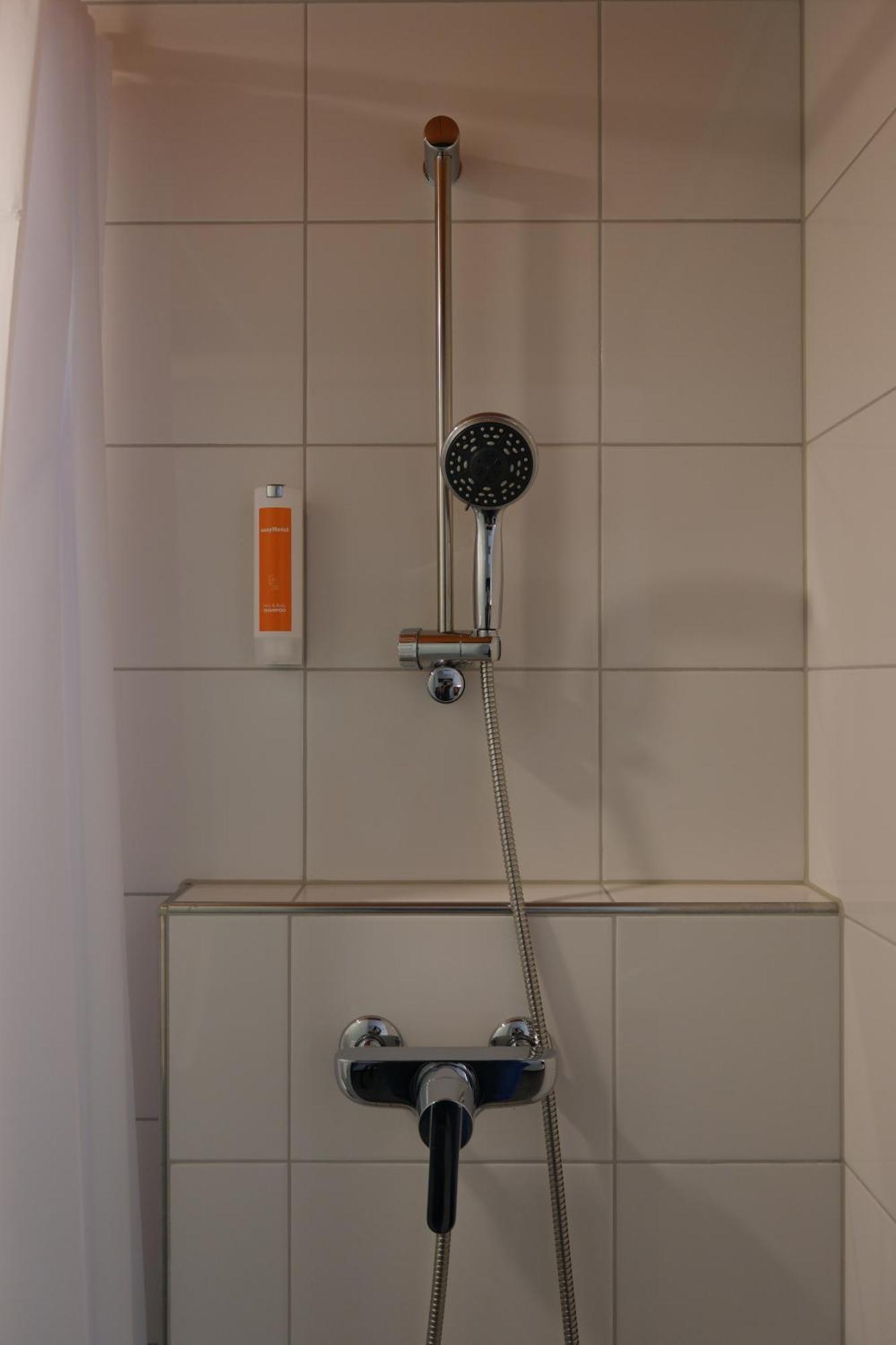 Easyhotel Zuerich Main Station Værelse billede